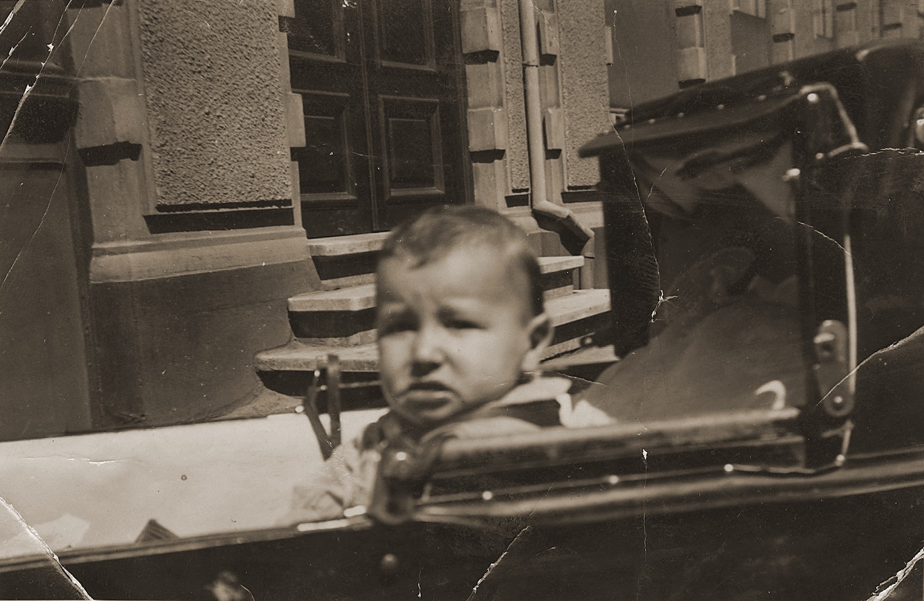 Gus Goldberger in a carriage in front of the Troppau (Opava) synagogue